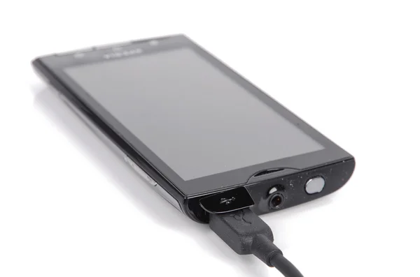 Мобильный телефон и USB на белом фоне — стоковое фото