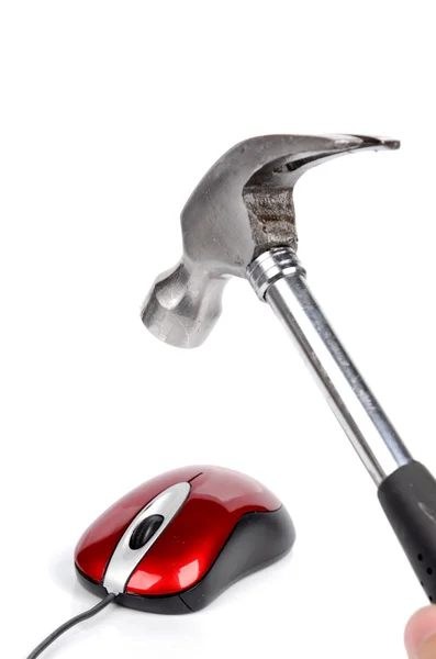 Hammer und Computermaus auf weißem Hintergrund — Stockfoto