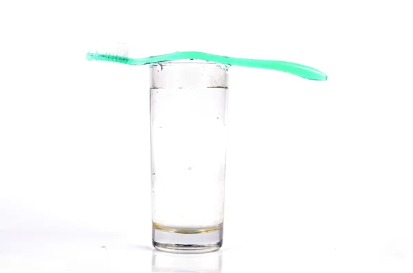 Spazzolino da denti e bicchiere d'acqua — Foto Stock