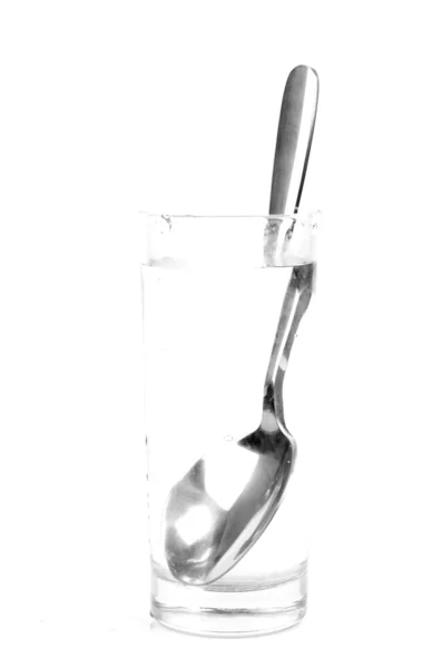 Glas Wasser und Löffel — Stockfoto