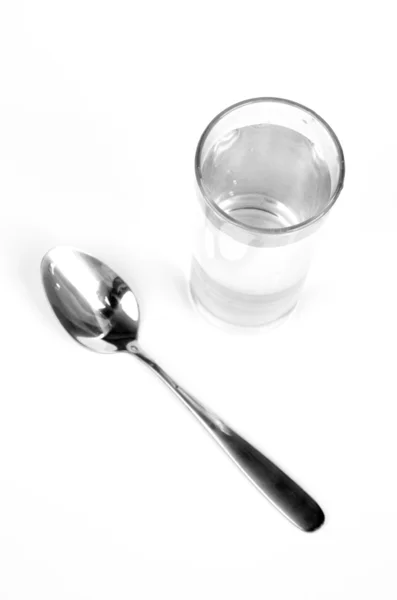 Bicchiere d'acqua e cucchiaio — Foto Stock
