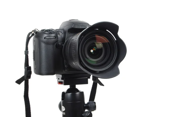 Dijital SLR dijital fotoğraf makinesi tripod üzerinde — Stok fotoğraf