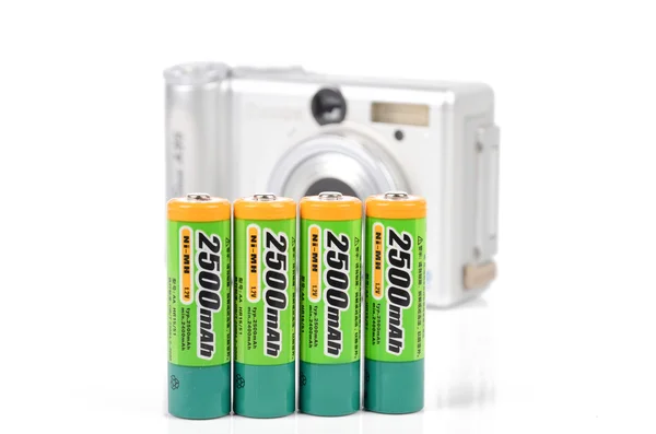 Digitalkamera och batteri — Stockfoto