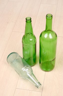 kattaki şarap şişesi