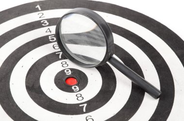 Büyüteç'i ve dart tahtası