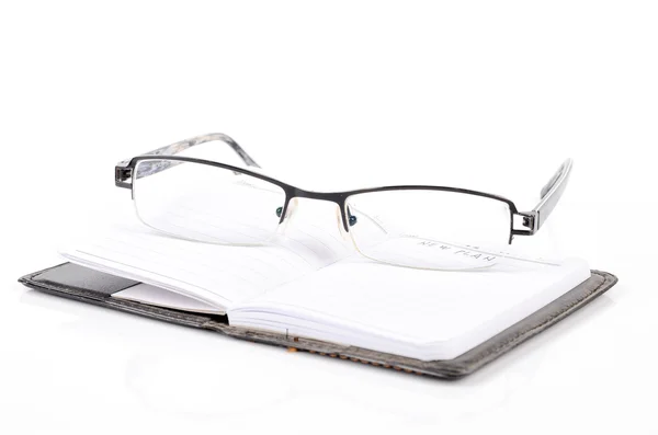 Anteckningsbok och glasögon — Stockfoto