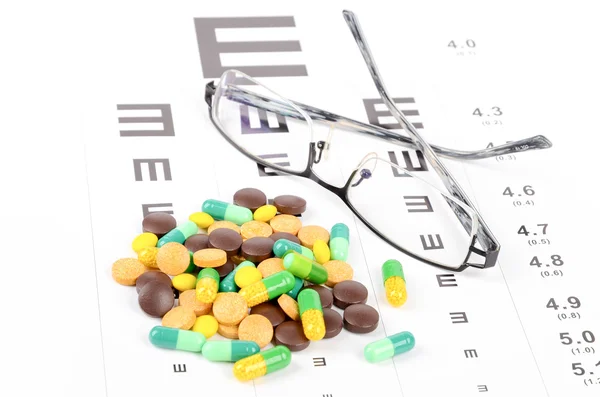 Eye chart and medicine — Stock Photo, Image