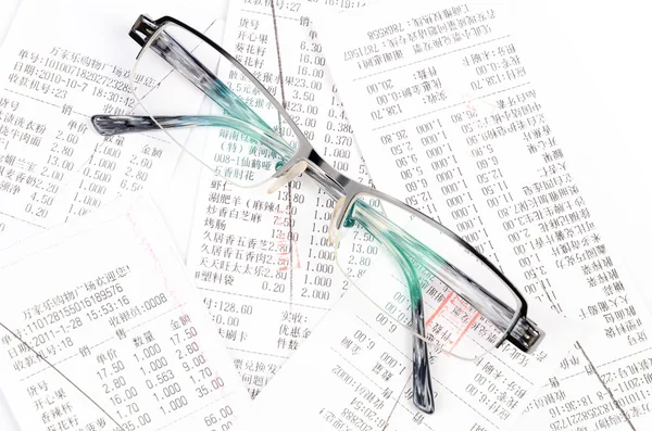 Glasses and receipt — Stock Photo, Image