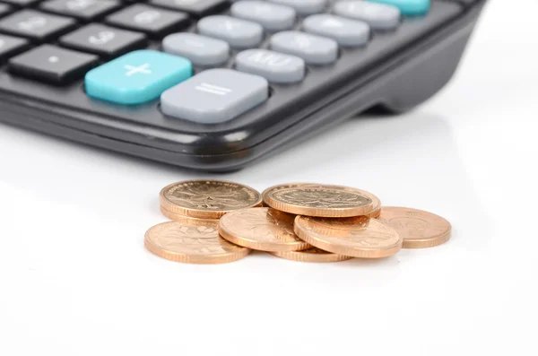 Kalkulator i monety — Zdjęcie stockowe