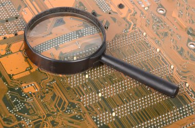 bilgisayarın ana kartı ve Büyüteç