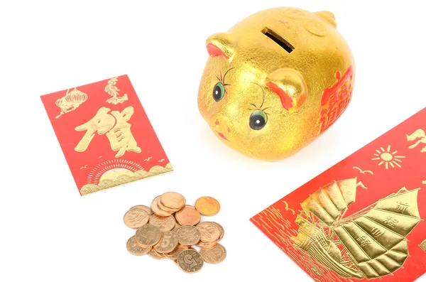 Sparschwein und rotes Päckchen mit Münze — Stockfoto
