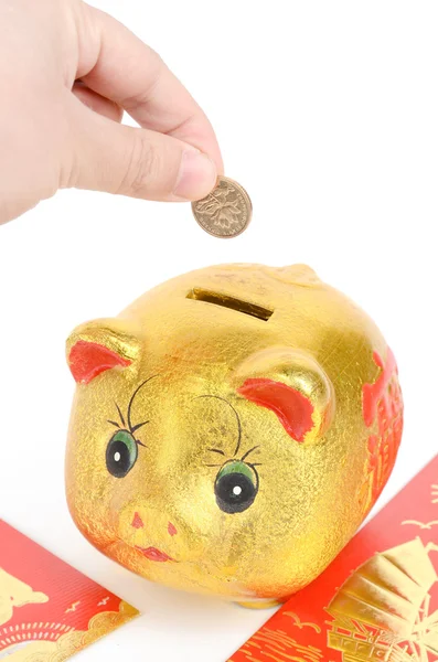 Sparschwein und rotes Päckchen mit Münze — Stockfoto