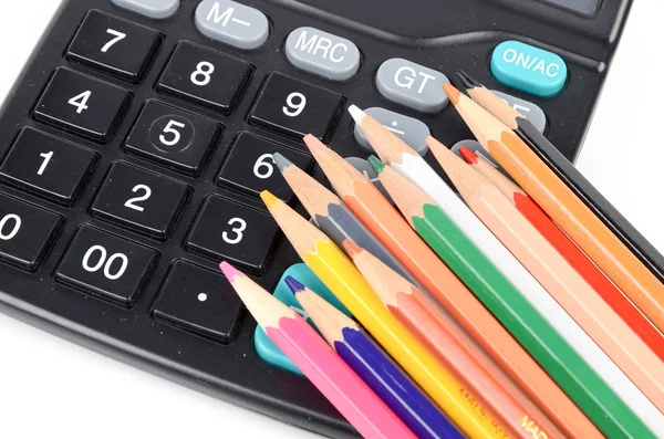 Calculatrice et crayons de couleur — Photo