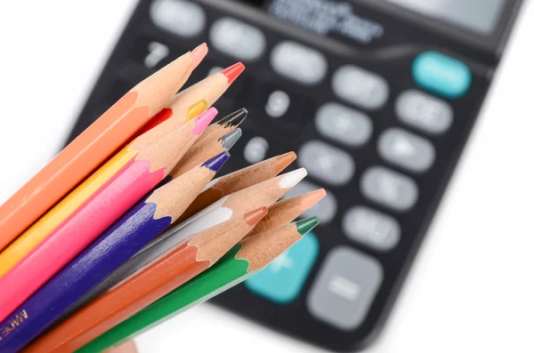 Hesap makinesi ve renkli kalemler — Stok fotoğraf