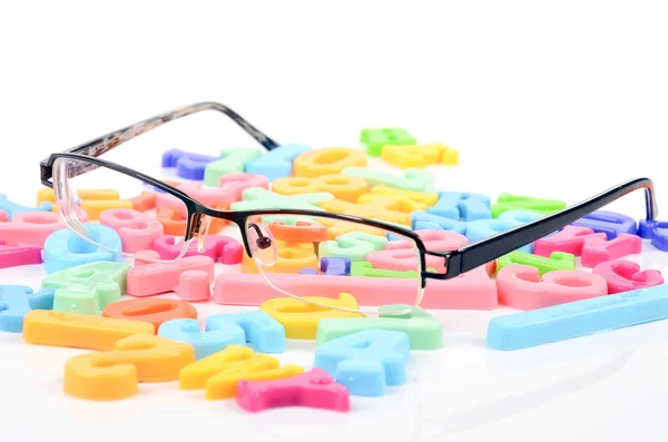 Szemüveg és betűk — Stock Fotó