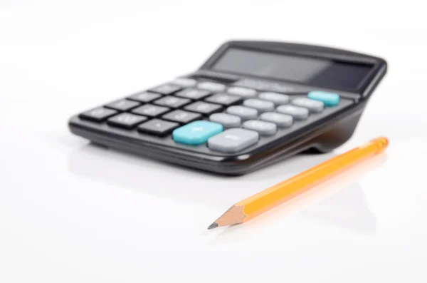 Калькулятор и цветной карандаш — стоковое фото