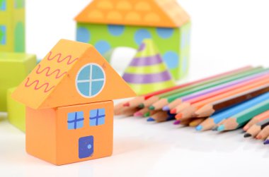 renkli kalemler ve yapı taşları