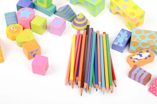 Цветные карандаши и блоки — стоковое фото