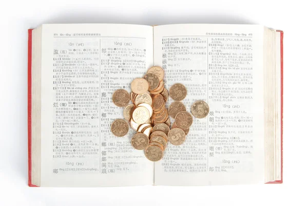 字典和硬币 — 图库照片