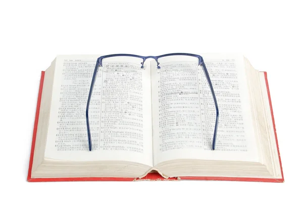 Óculos e dicionário — Fotografia de Stock