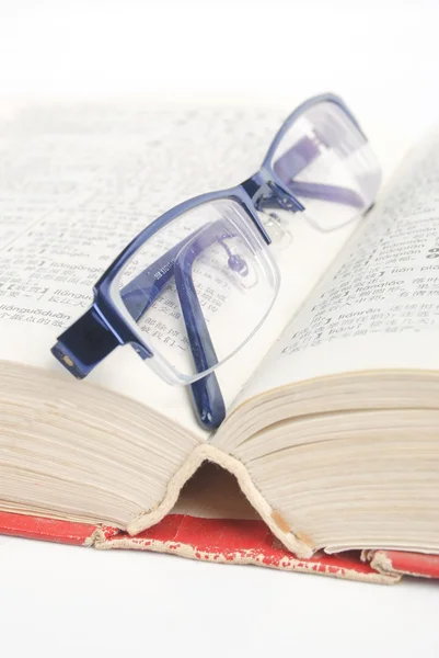 Glazen en woordenboek — Stockfoto
