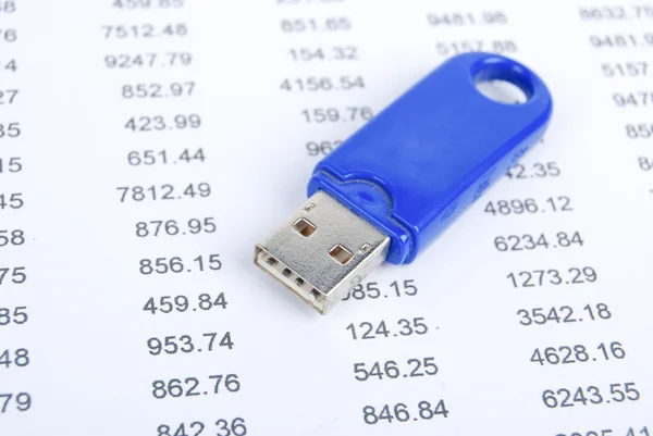 USB flash disk en financiële gegevens — Stockfoto