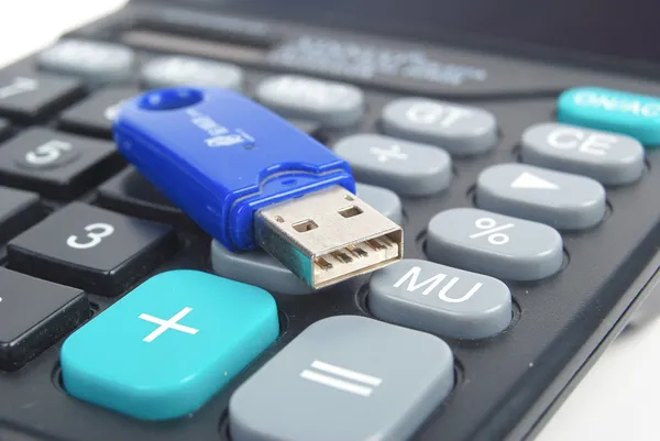 USB flash disk and calculator — Stock Photo, Image