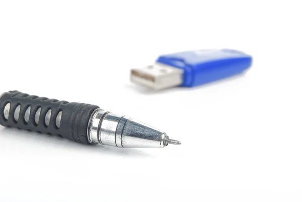 USB флэш-диск и ручка — стоковое фото