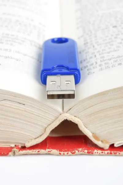 USB flash disk a slovník — Stock fotografie