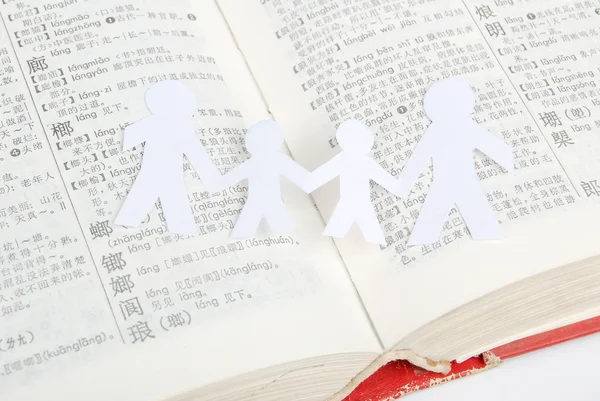 Mężczyzna papier a słowniku — Zdjęcie stockowe