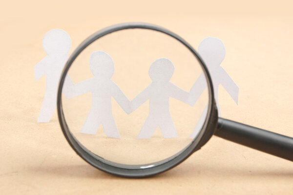 Бумажный человек и лупа
