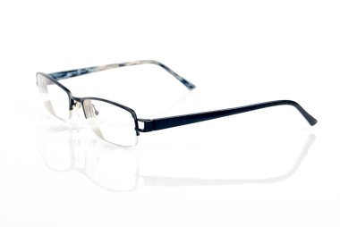 beyaz arkaplanda gözlük