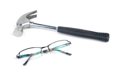 gözlük camı ve çekiç