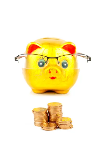 Banco porquinho e copos com moedas — Fotografia de Stock