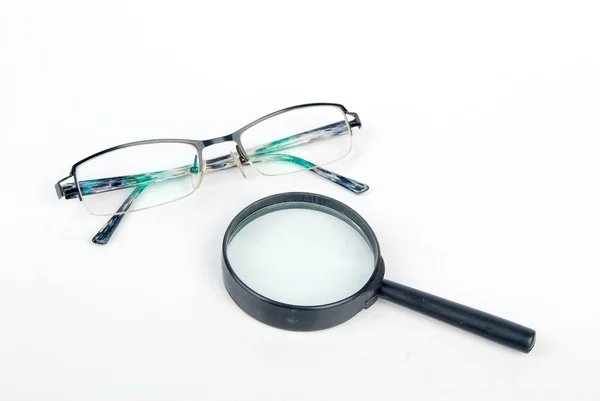 Förstoringsglas och glasögon — Stockfoto