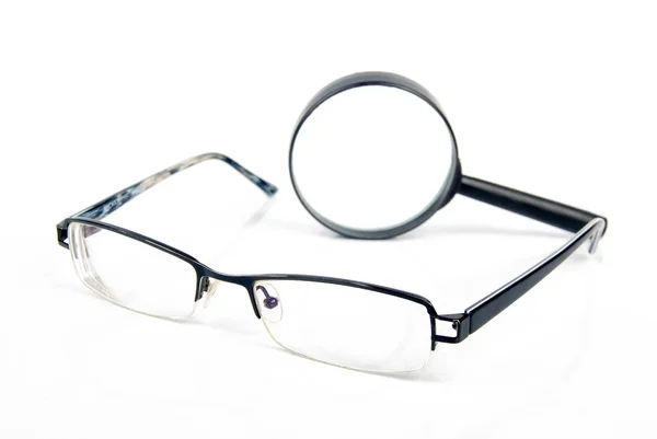 Μεγεθυντικός φακός και γυαλιά — Φωτογραφία Αρχείου