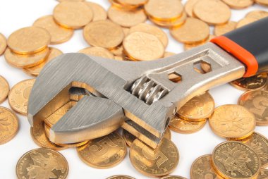 İngiliz anahtarı ve madeni paralar