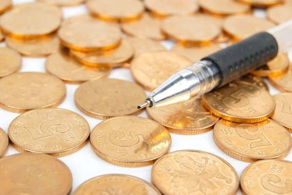 Coins and pen — Stock Photo, Image