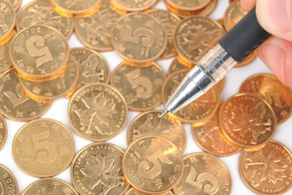 Monedas y pluma —  Fotos de Stock