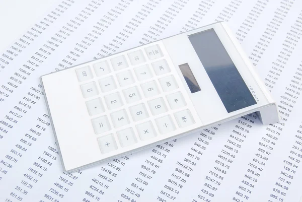 Dane finansowe i kalkulator — Zdjęcie stockowe