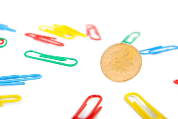 Paper clips and coin — Stock Photo, Image