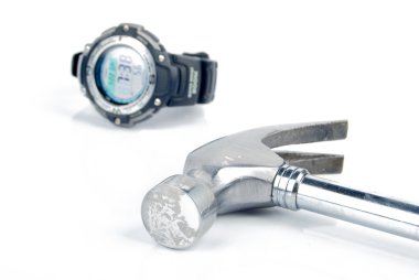 çekiç ve beyaz zemin üzerine izle