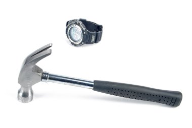 çekiç ve beyaz zemin üzerine izle