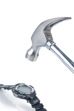 çekiç ve beyaz zemin üzerine izle