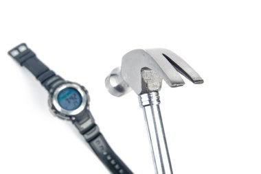 çekiç ve beyaz zemin üzerine izle