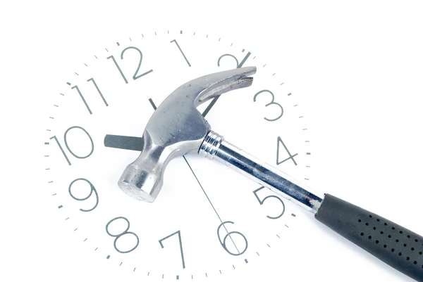 Hammer und Uhr auf weißem Hintergrund — Stockfoto