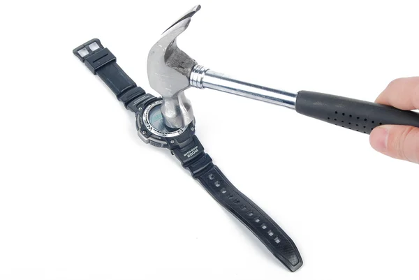 Hammer und Uhr auf weißem Hintergrund — Stockfoto