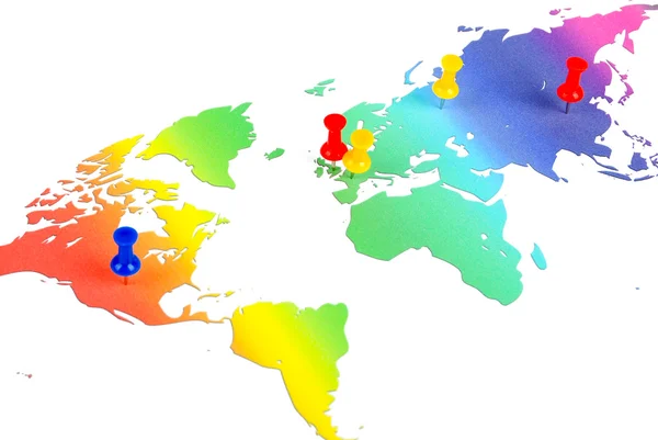 Push pins en wereld kaart — Stockfoto