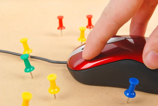 Push pin en computer muis — Stockfoto