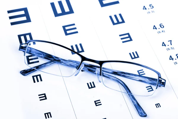 Reading glasses and eye chart — Stock Photo, Image